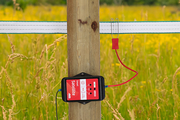 Smart Satellite installiert am Leitermaterial eines elektrischen Weidezauns